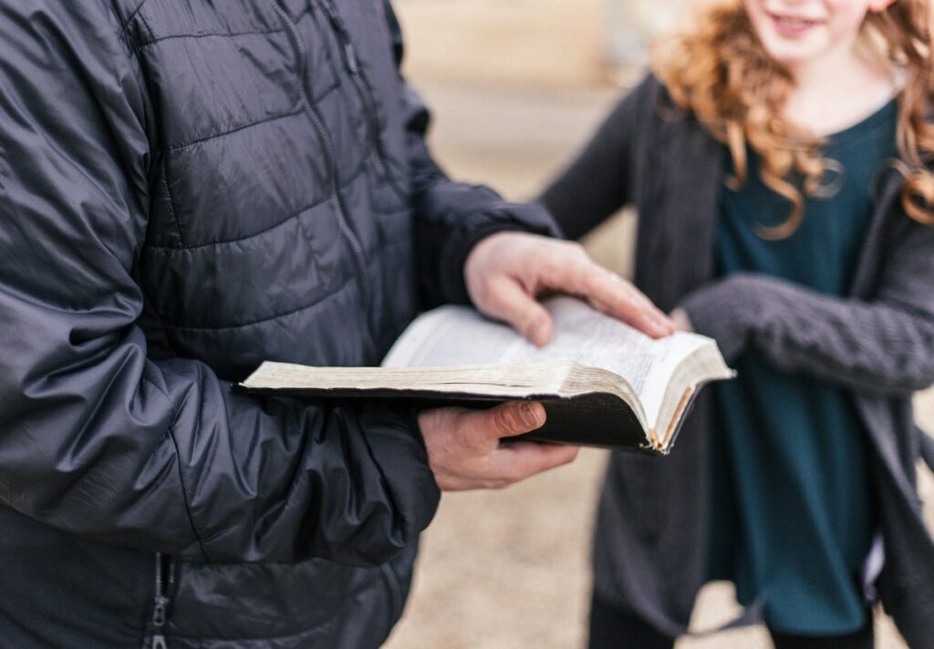 A woman and a man who are strangers to each other agree to have a child together.